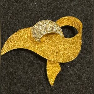 VTG BSK gold tone abstract textured gold tone loop brooch with clear crystals